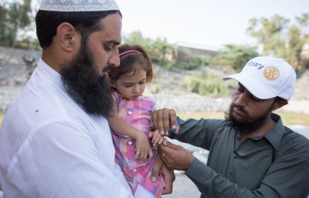 In Pakistan, un operatore sanitario segna il dito di un bambino vaccinato. (Foto: RI)